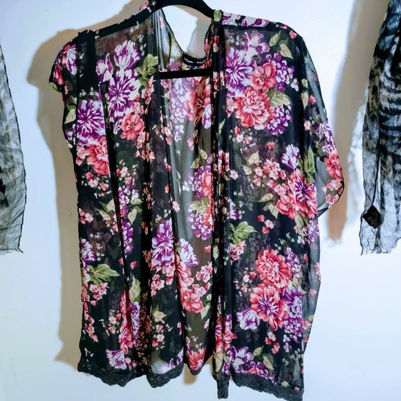 ⭐Mason & Mackenzie ⭐Black Colorful Floral ⭐️ Kimono Cardigan ⭐️ Flowing and FAB - Picture 2 of 12
